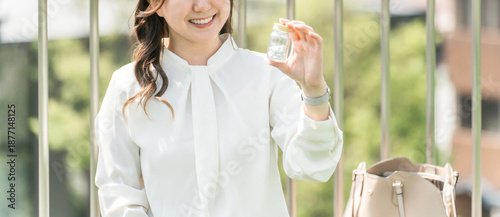 фотографія Young women and businesswomen taking medicines, supplements, and regular medicat