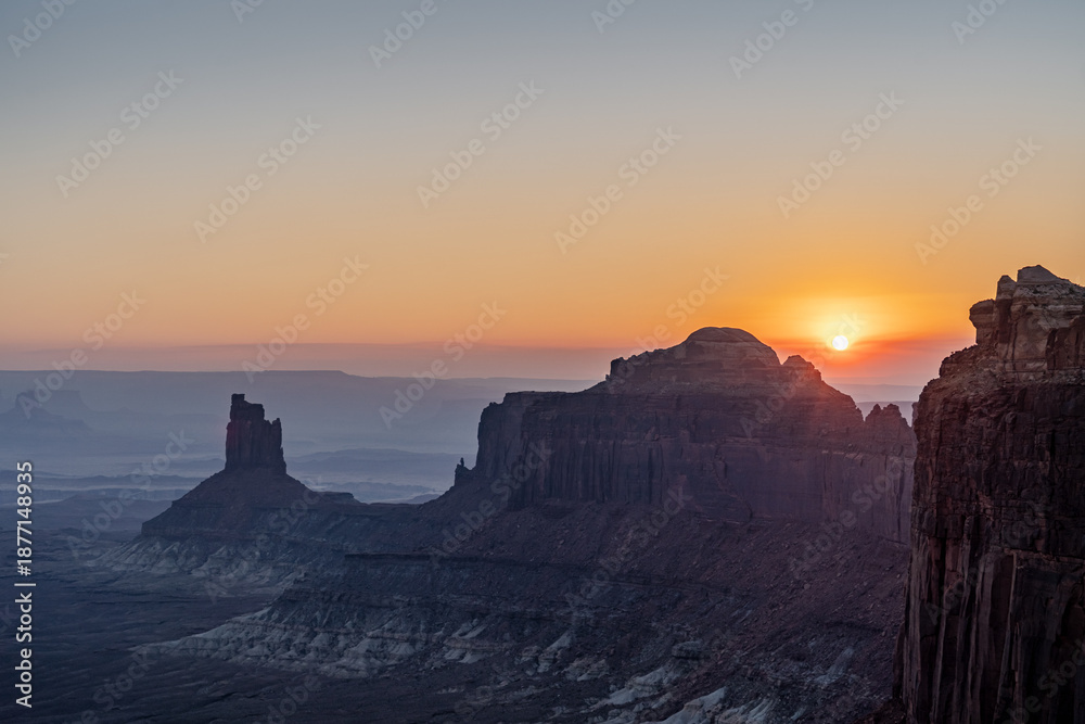 Fototapeta premium sunlight through the flat mountains