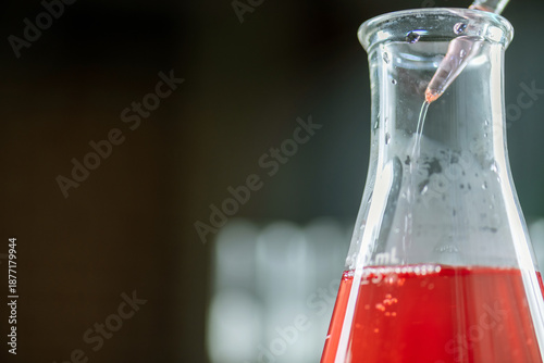 Foto A close up of a wide-mouth graduated conical flask, three-quarters full with a t