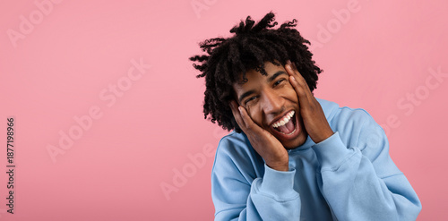 Foto Cool black teenager holding his head in shock, screaming OMG, cannot believe his luck on pink studio background, banner with copy space