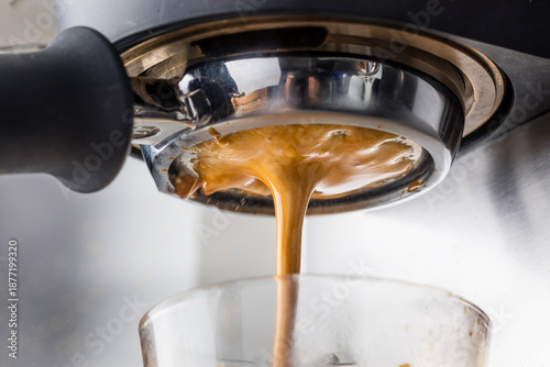 Fotografia Espresso Coffee Being Brew on a Home Machine