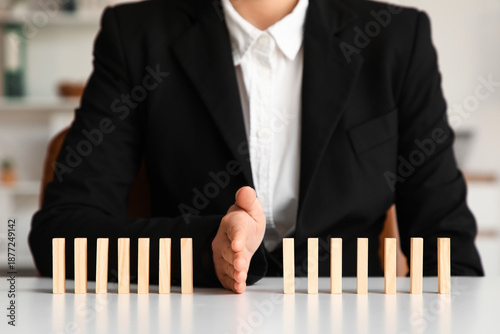 Foto Female mediator separating blocks at table in office, closeup