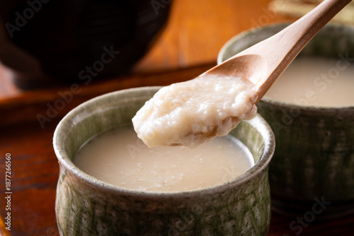 日本の飲み物、甘酒を飲む