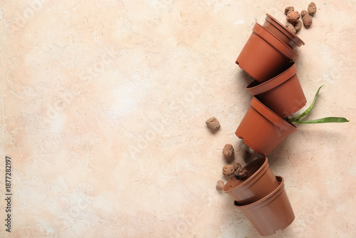 Plastic flower pots with cl...