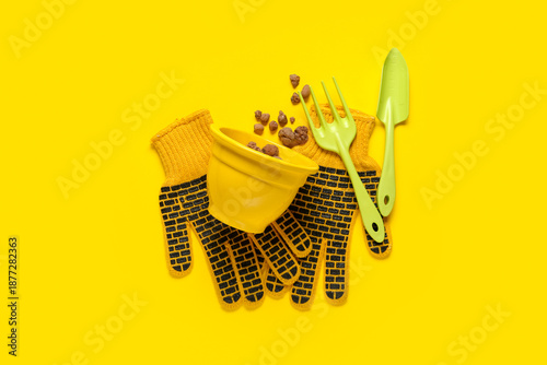 Flower pot with gardening t...
