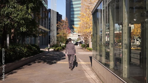 Wallpaper Mural 街を歩くビジネスマンの後ろ姿のトラッキングショット Torontodigital.ca