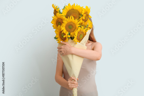 Woman holding bouquet of be...