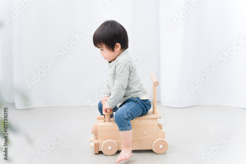 Fotografie 車のおもちゃに乗って遊ぶ子供