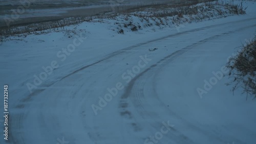 冬の荒れた海の見える道のカーブ