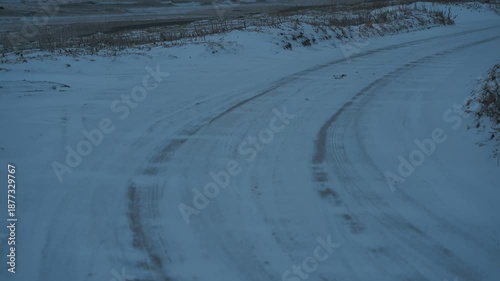 冬の荒れた海の見える道のカーブ