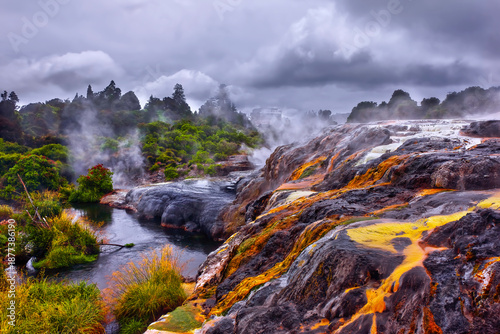 Tableau sur toile Te Puia, Rotorua, where the Gods breath fire.