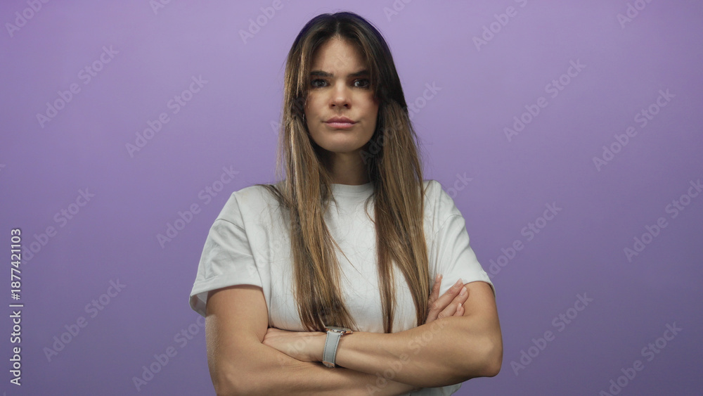 Obraz premium Woman expressing anger with hand gestures against a purple background, showcasing emotion and frustration through facial expressions in isolated environment.