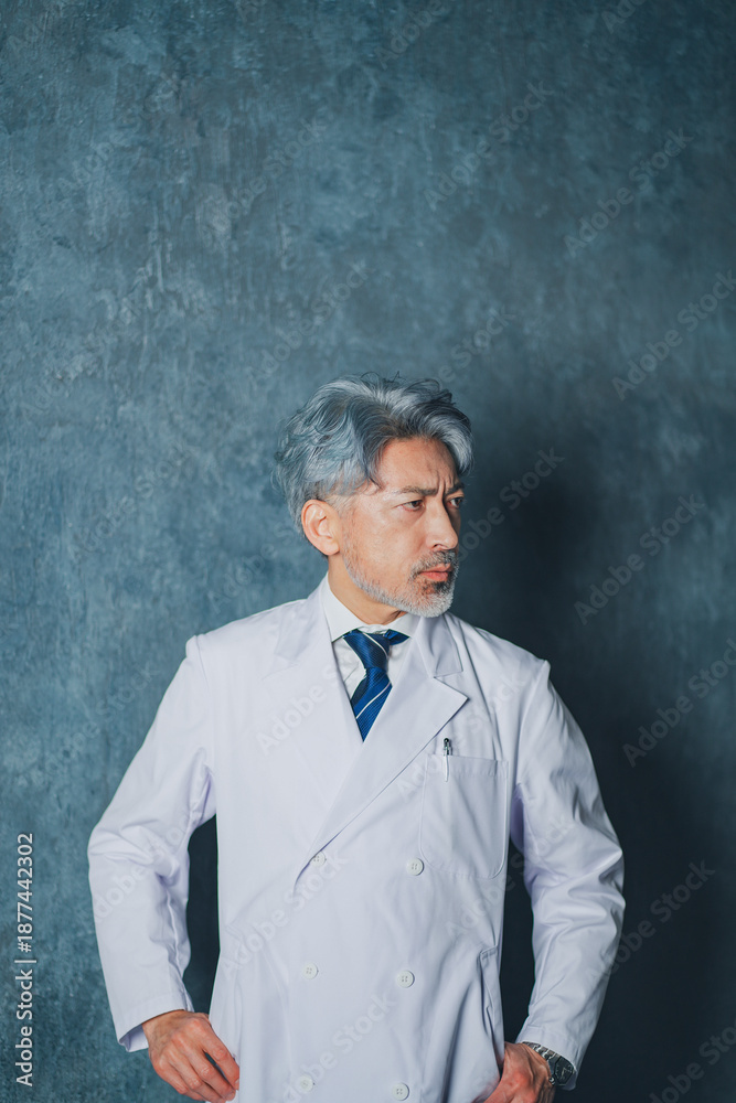 Fototapeta premium 白衣を着たダンディな50代男性医師のポートレート