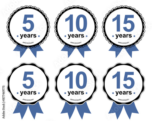 豪華なゴールドとロイヤルブルーの「アニバーサリー」バッジセット。月桂冠と星の装飾が施された高級感のあるメダル。企業の創立記念、ブランド周年祭、特別会員向けラベルに最適なベクター素材。