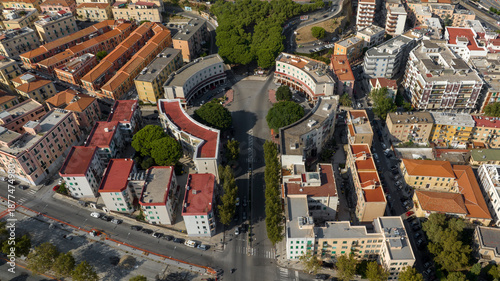 Photos High-angle aerial view of a symmetrical urban plaza