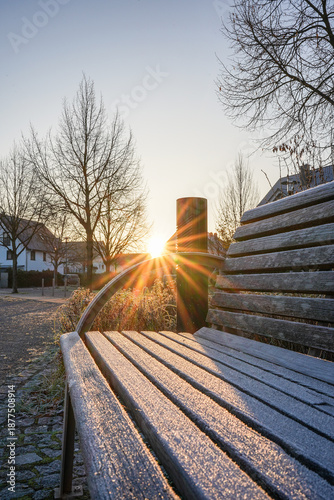Gefrorene Bank bei Sonnenaufgang