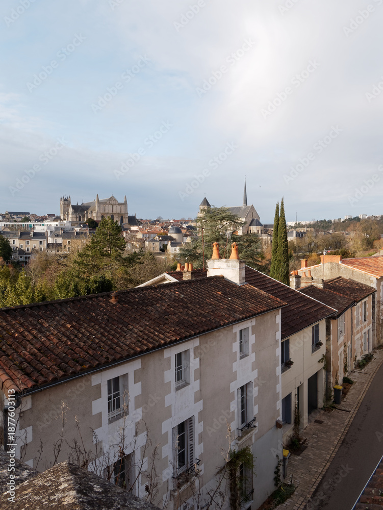 Obraz premium L'immobilier à Poitiers. Vienne, Nouvelle-Aquitaine, France