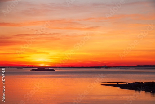 Billede på lærred Norwegischer Sonnenuntergang über ruhiger Bucht und Insel.