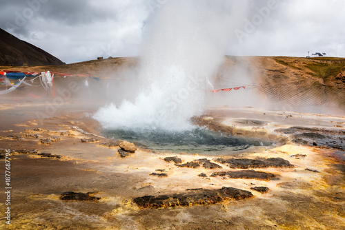 Tablou pe pânză Geothermal springs eruptive