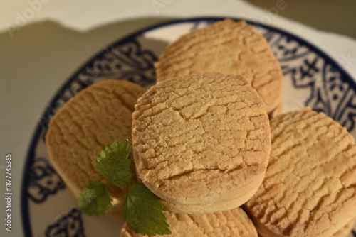 Tableau sur toile Round shortbread cookies with mint leaf on decorative plate