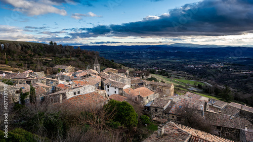 Paysage pittoresque du Sud du département de l'Ardèche en France en hiver autour du village de Mirabel