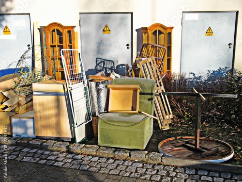 Photos erkner, deutschland - sperrmüll vor einem wohnhaus