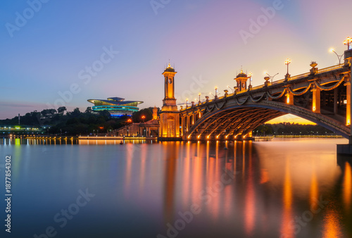 Fotografija Seri Gemilang Bridge at Putrajaya, with a purple sky and water reflections