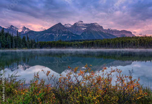 Cuadro en lienzo Autumn sunset reflection at Herbert Lake on the Icefields Parkway - Banff Nation