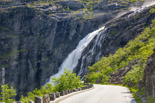 Foto Raging waterfalls cascade. Trollstigen