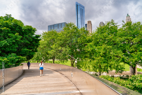 Valokuva Chicago, IL - July 24, 2024: Tourists and locals in Millennium Park, a major cit