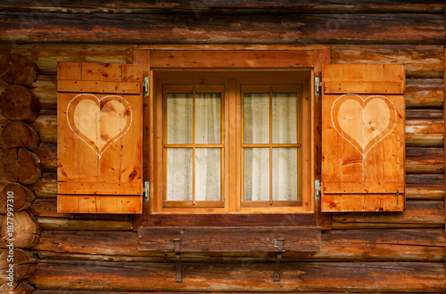 Fenster mit Fensterläden an einer alpenländischen almhütte