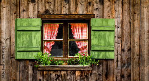 Fenster mit Fensterläden an einer alpenländischen almhütte