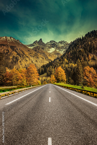 Gerade Strasse über Land  zum Horizont
