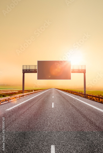 Gerade Strasse über Land  zum Horizont