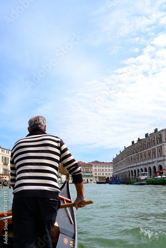 gondole, gondolier, Venise, Venezia, Italie, canal, Grand Canal, navigation, barque vénitienne, rame, eau, reflets, cité lacustre, lagune, ponts, ruelles, architecture vénitienne, façades colorées, ro