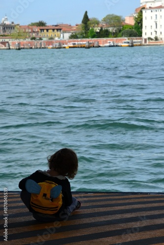 Petite fille de dos sur un quai à Venise