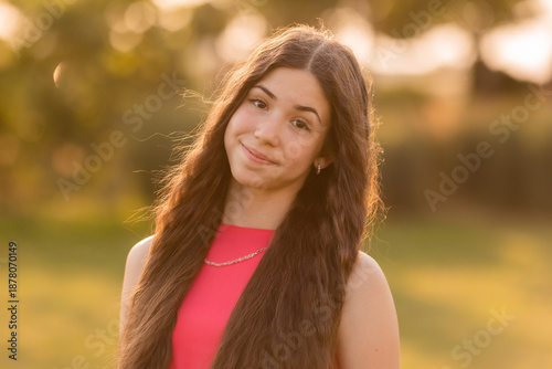 Foto beautiful teenage brunette girl with long hair, smiling, looking at the camera d