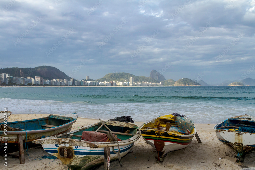 Obraz premium Boats from the Z-13 Fishing Colony, located at Post 6 on Copacabana Beach, in Rio de Janeiro, with Sugarloaf Mountain in the background.