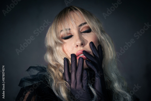 Genussfeeling der blonden Frau