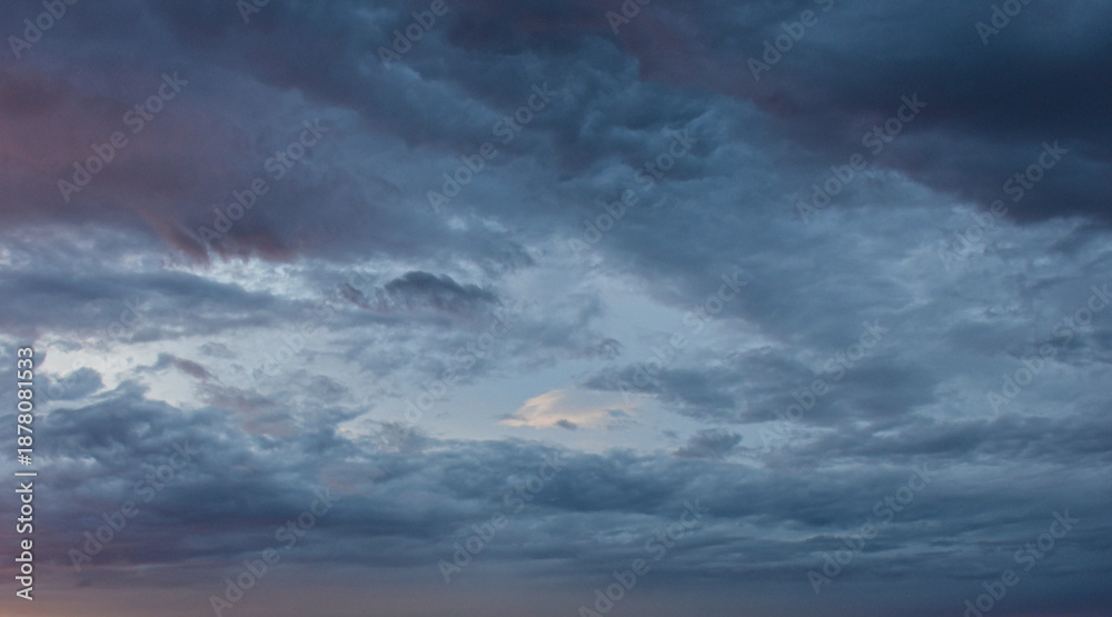 Fototapeta premium Serene blue twilight sky with light textured altocumulus cloud patterns