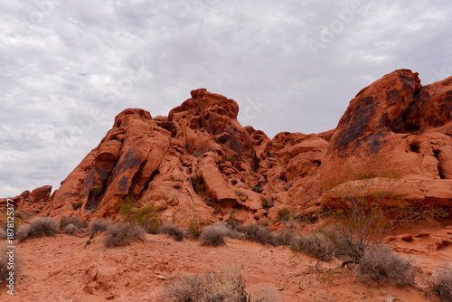 Fotografia Majestic red sandstone rock formation under cloudy sky in Valley of Fire State P