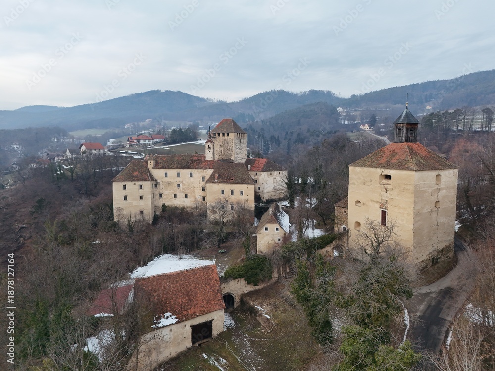 Naklejka premium Burg Neuberg in der Oststeiermark mit Blick ins Joglland, 