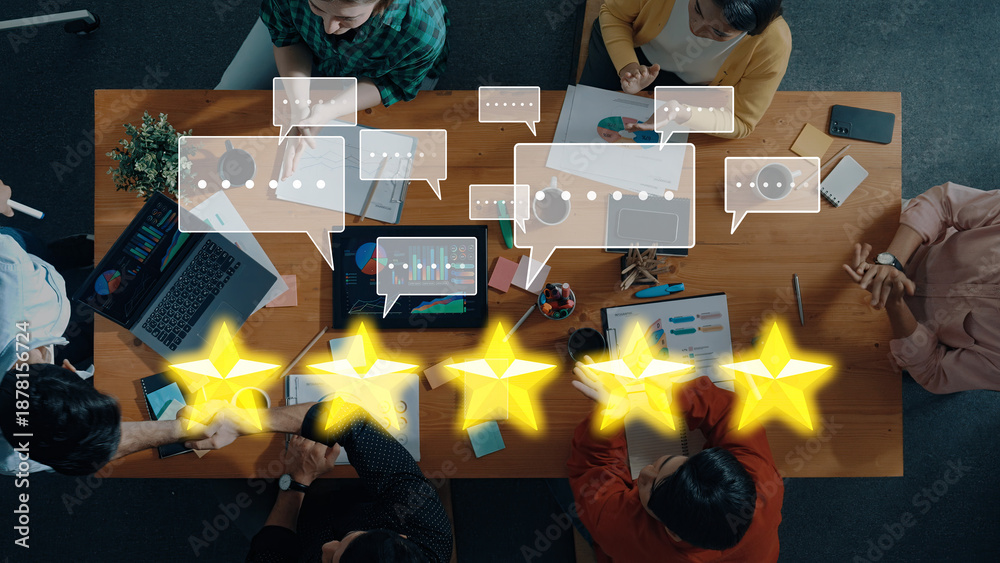 Obraz premium A dynamic business team engages in a collaborative meeting, discussing feedback and ratings in a modern workspace, showcasing technology and teamwork efforts. Trope