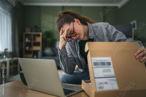 Tableau sur toile Woman experiencing frustration with online shopping delivery problem