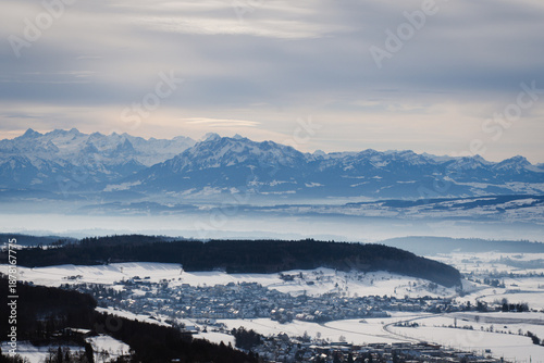 Schneebedeckte Schweizer Landschaft im Winter