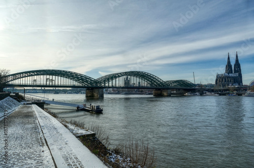 Rhein und bekannte Eisenbahnbrücke in Köln im Winter