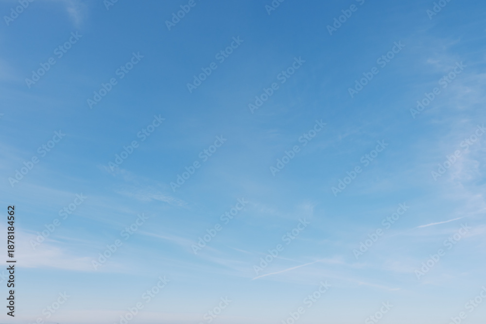 Ταπετσαρία Blue sky with wispy clouds stretches over a calm horizon, presenting an expansive outdoor scene filled with serenity, light and natural air, ideal for nature, travel and minimalistic branding