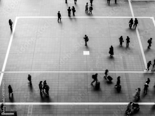 人通りで混雑したJR大阪駅コンコース。俯瞰して見る人のシルエットが面白い
