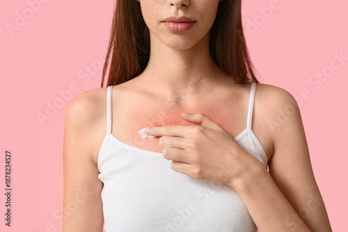 Young woman with red sunbur...
