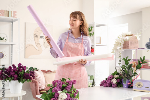 Female florist with wrap pa...
